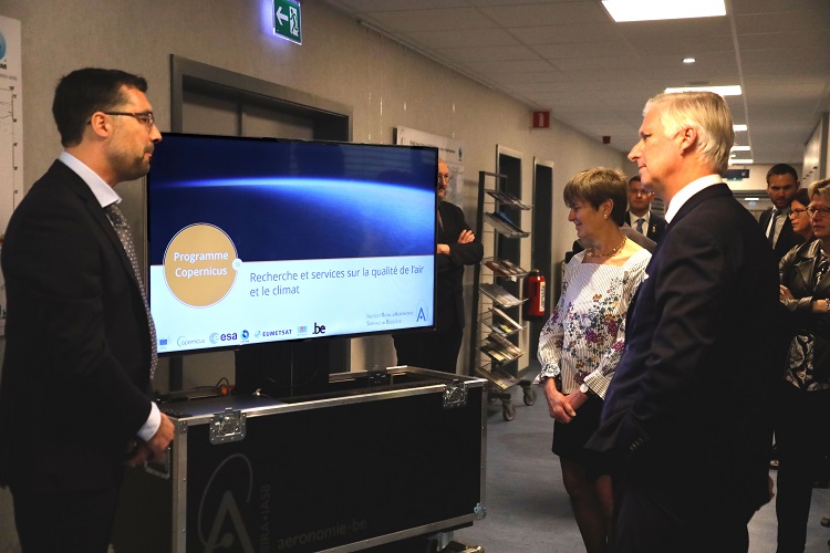 Nicolas Theys talks to the King of Belgium about the European Copernicus Programme